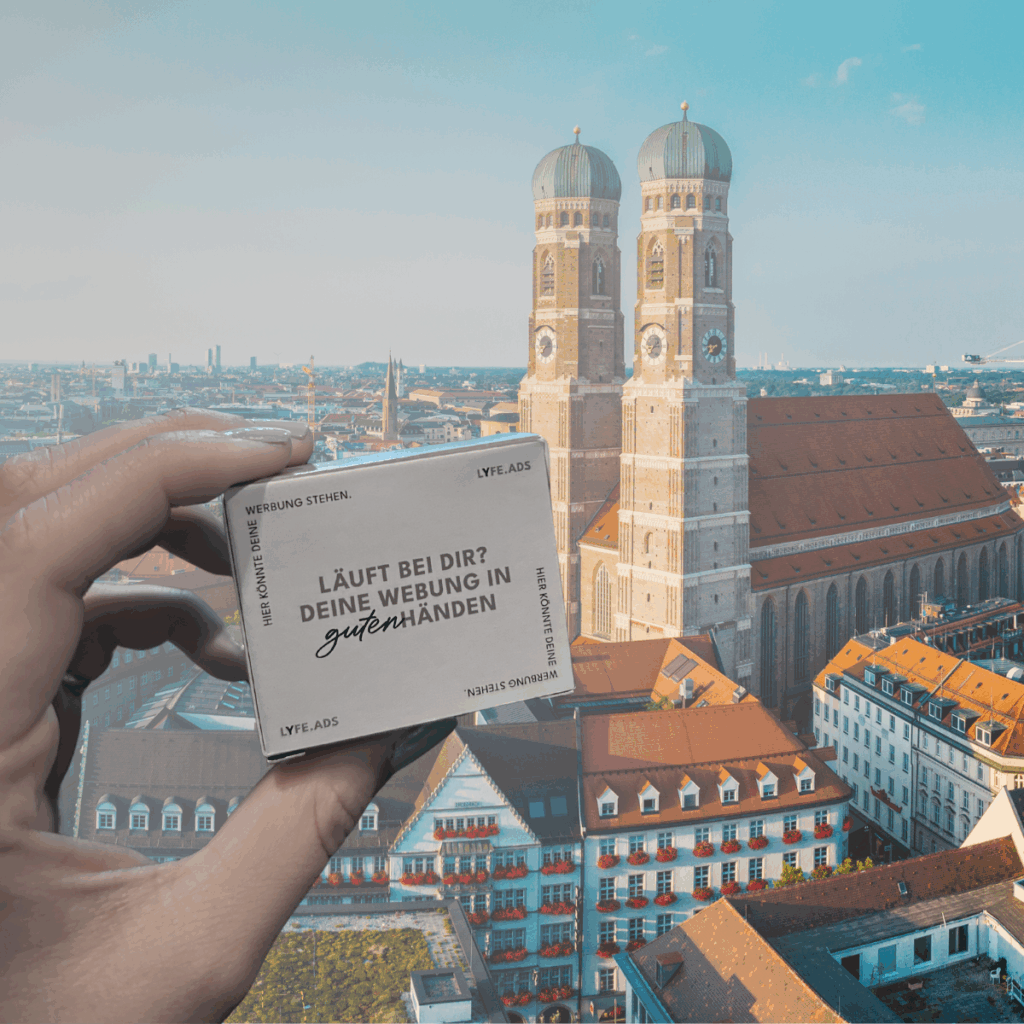 Gratis Tamponsschachtel mit Werbung vor den Frauentürmen in München
