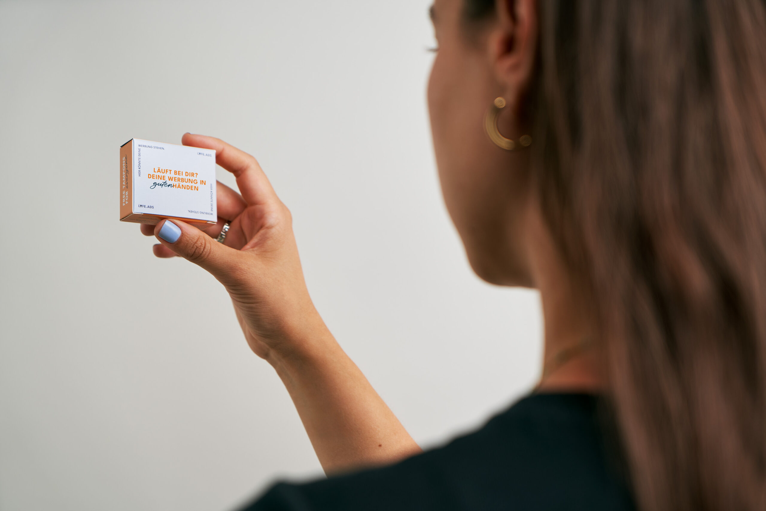 Frau hält gratis Tampons finanziert durch Werbung in der Hand